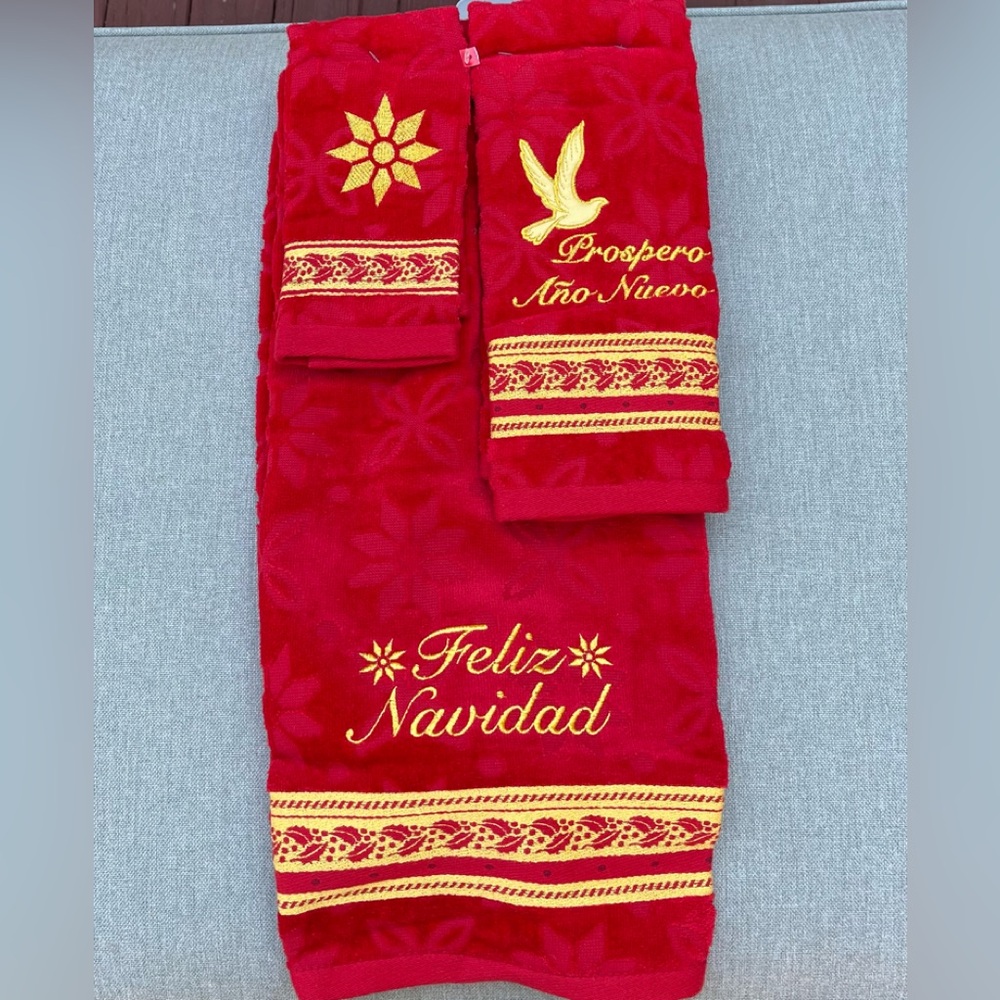 Beautiful red with embroidered Feliz Navidad 3-piece towel set